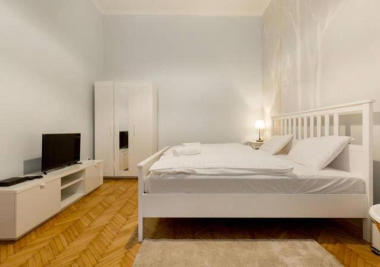 Deer-friendly In The City Centre Apartment
